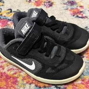 Toddler boys size 9 black Nikes